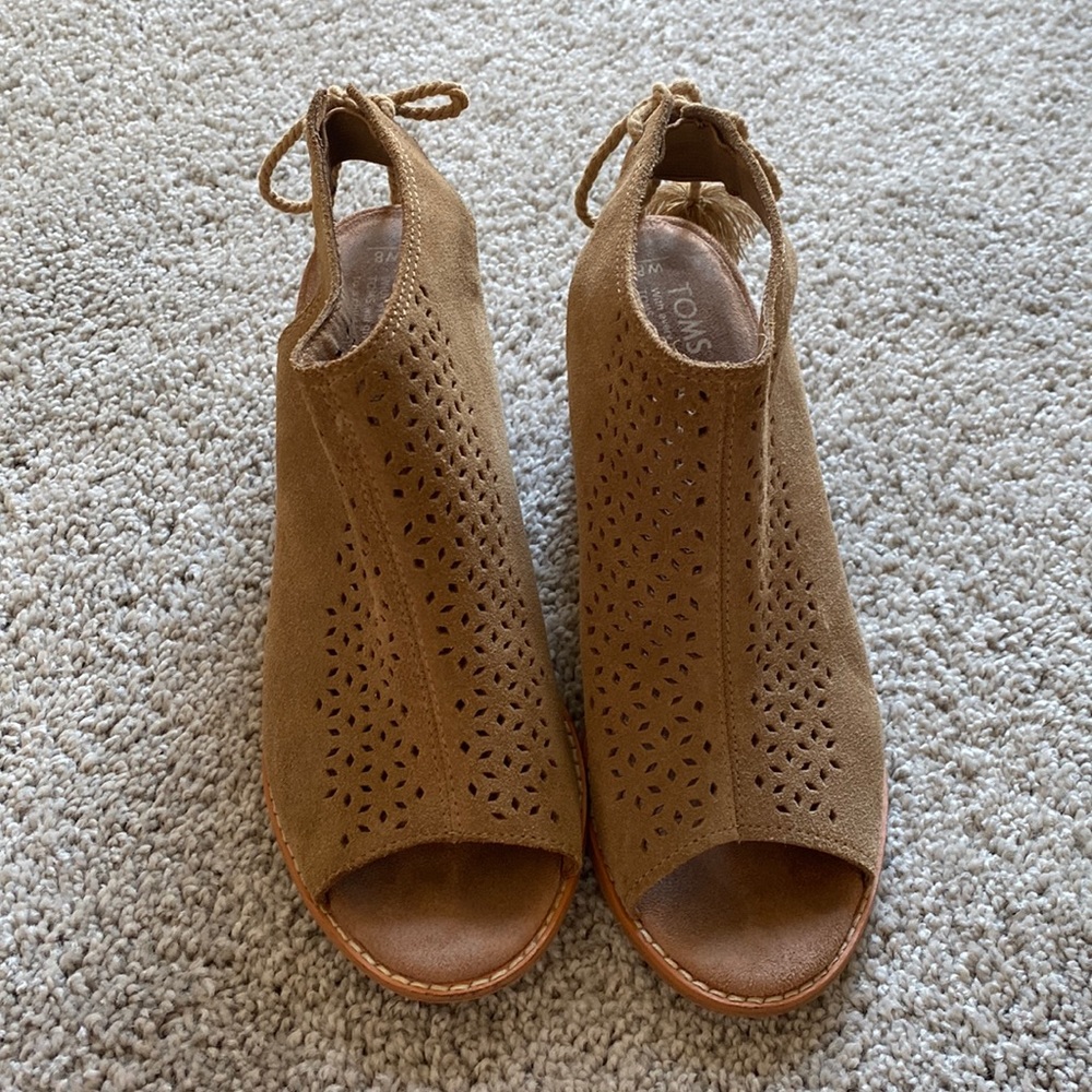 TOMS Elba Toffee Suede Wedge Sandals